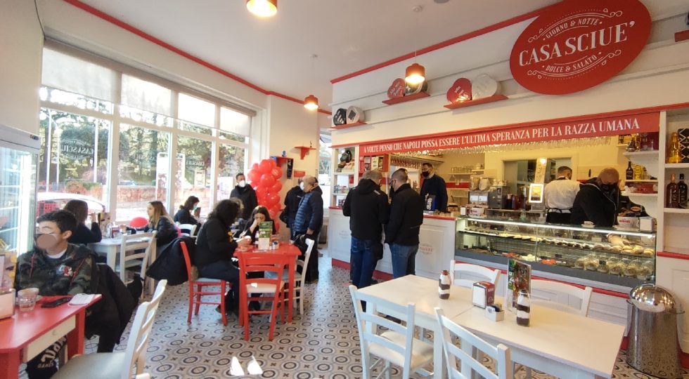 ECCO CASA SCIUÈ, LA PASTICCERIA NAPOLETANA ALL’AQUILA CON GASTRONOMIA PARTENOPEA