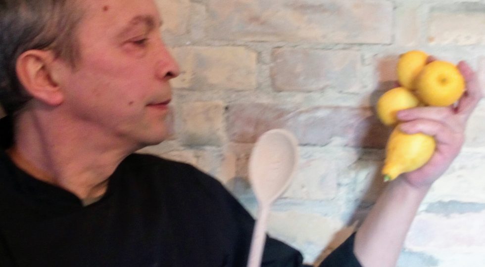 PALETTA E GREMBIULE, SU GIALLO ZAFFERANO LUCIANO COCCIA RACCONTA L’ABRUZZO CON LA CUCINA