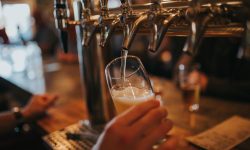 Birre d’Italia, ecco la guida di Slow Food per conoscere e amare il mondo della birra artigianale e del sidro
