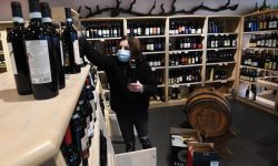 ENOTECARI PLAUDONO A NUOVO DPCM CHE CANCELLA DIVIETO ASPORTO DOPO LE 18