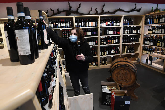 ENOTECARI PLAUDONO A NUOVO DPCM CHE CANCELLA DIVIETO ASPORTO DOPO LE 18