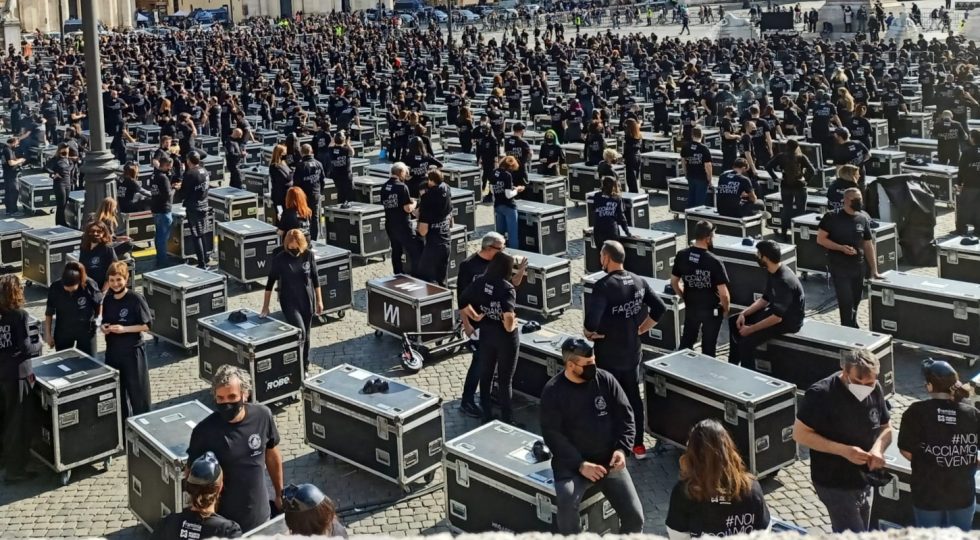 MUSICISTI CHIEDONO LA FINE DEL COPRIFUOCO, FLASHMOB ALL’AQUILA