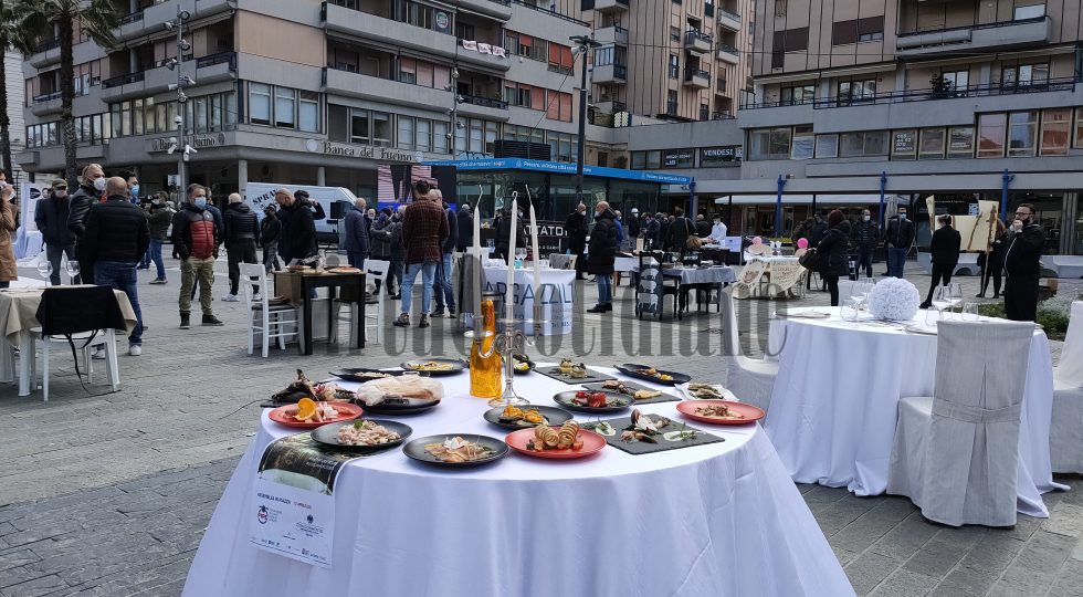“VOGLIAMO RIAPRIRE”, RISTORATORI APPARECCHIANO IN PIAZZA A PESCARA