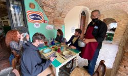 CINQUANTA PORZIONI DI VIRTÙ A CHI NON PUÒ, L’OMAGGIO DEL RISTORATORE SCHILLACI