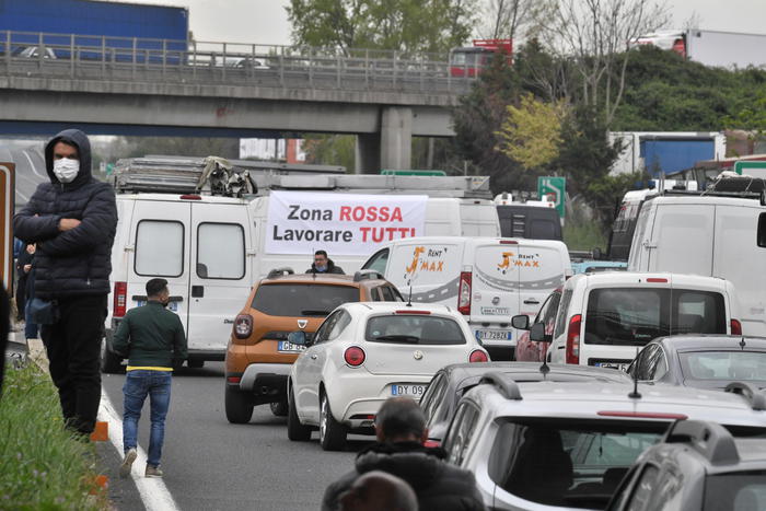 MERCATALI BLOCCANO LA A1 ROMA-NAPOLI: VOGLIAMO LAVORARE