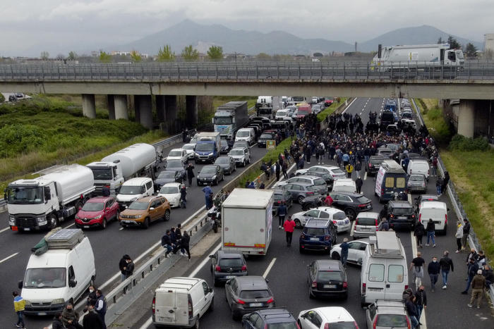 I RISTORATORI BLOCCANO L’A1: STANCHI DI SUBIRE