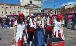 GIRO D’ITALIA, I COLORI DELLA CORALE GRAN SASSO AD ACCOGLIERE I CICLISTI