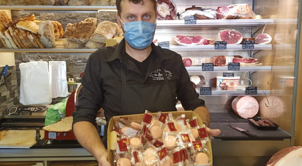 GIRO D’ITALIA, SPOPOLANO I MACARON ROSA DI ZONFA ALLA BOTTEGA DA MARCELLO