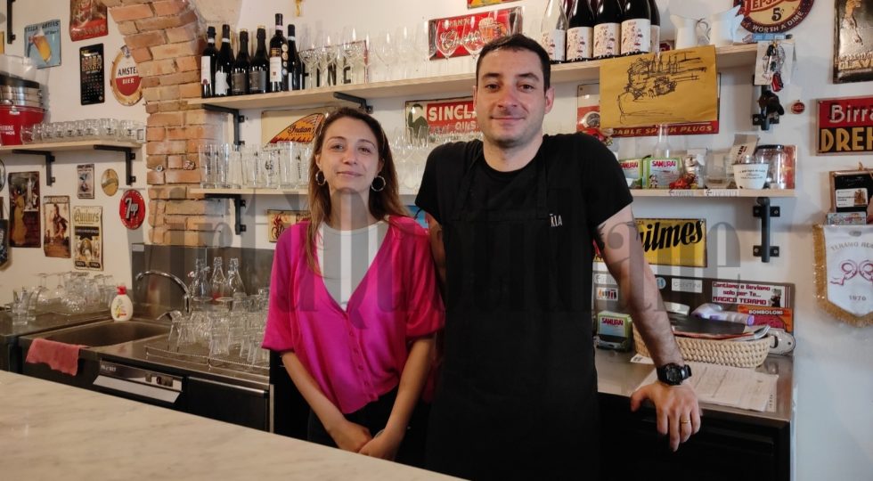 VINO SFUSO E MENÙ CORTO: IL SEGRETO DELLA VINERIA CHE HA RIVITALIZZATO VIA STAZIO