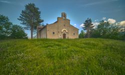 L’ABBAZIA DI SANTA LUCIA A ROCCA DI CAMBIO, UNA SORPRESA DIETRO LA DIMESSA FACCIATA