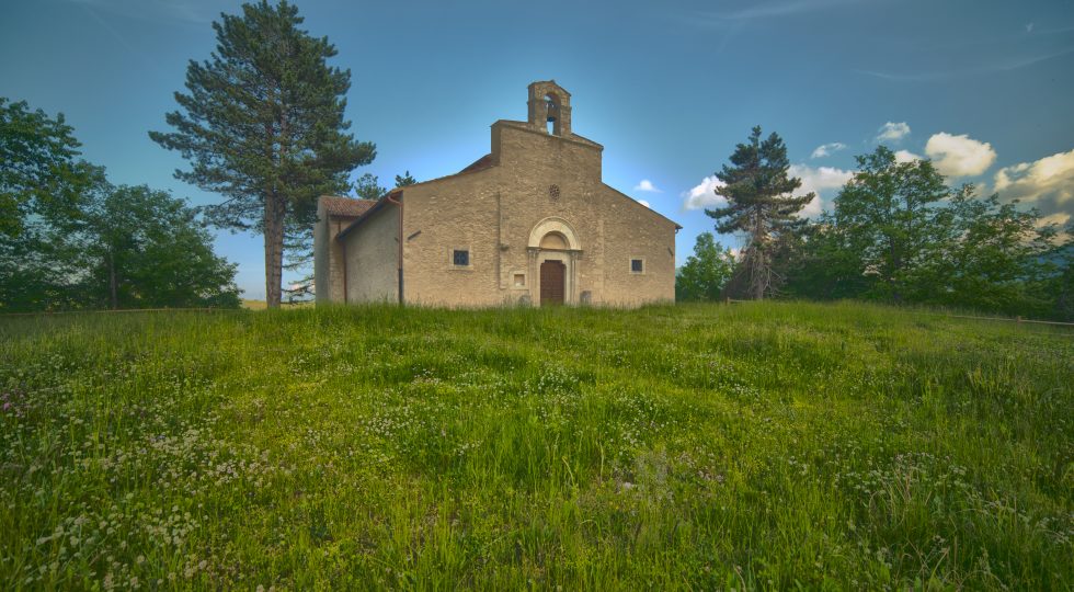L’ABBAZIA DI SANTA LUCIA A ROCCA DI CAMBIO, UNA SORPRESA DIETRO LA DIMESSA FACCIATA