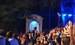 Musica pop e leggera, teatro e varietà. Dal 4 luglio si alza il sipario sui Cantieri dell’Immaginario all’Aquila