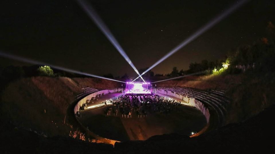 TORNA “FESTIV’ALBA”, 228 ARTISTI TRA TEATRO, CINEMA E MUSICA NEL SUGGESTIVO GIOIELLO ARCHEOLOGICO DI ALBA FUCENS