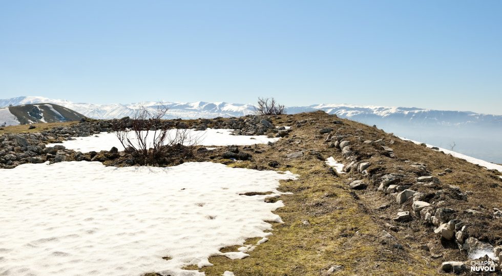 IL SENTIERO PER FONTE OVINDOLI ALLA SCOPERTA DELL’ANTICO CASTELLACCIO DI ARISCOLA