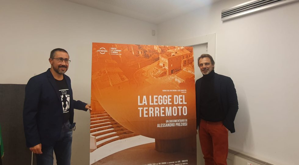 “LA LEGGE DEL TERREMOTO” DI PREZIOSI, UN VIAGGIO STORICO, VISIVO ED EMOTIVO IN ANTEPRIMA ALL’AQUILA