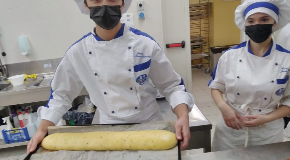 GLI ALLIEVI DELL’ALBERGHIERO DI TERAMO REALIZZANO UN MARITOZZO GIGANTE IN PIAZZA