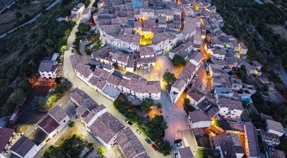 “Energie inedite per abitare i borghi”, a Castelvecchio Calvisio una giornata per parlare di storia, cultura, cibo e sviluppo