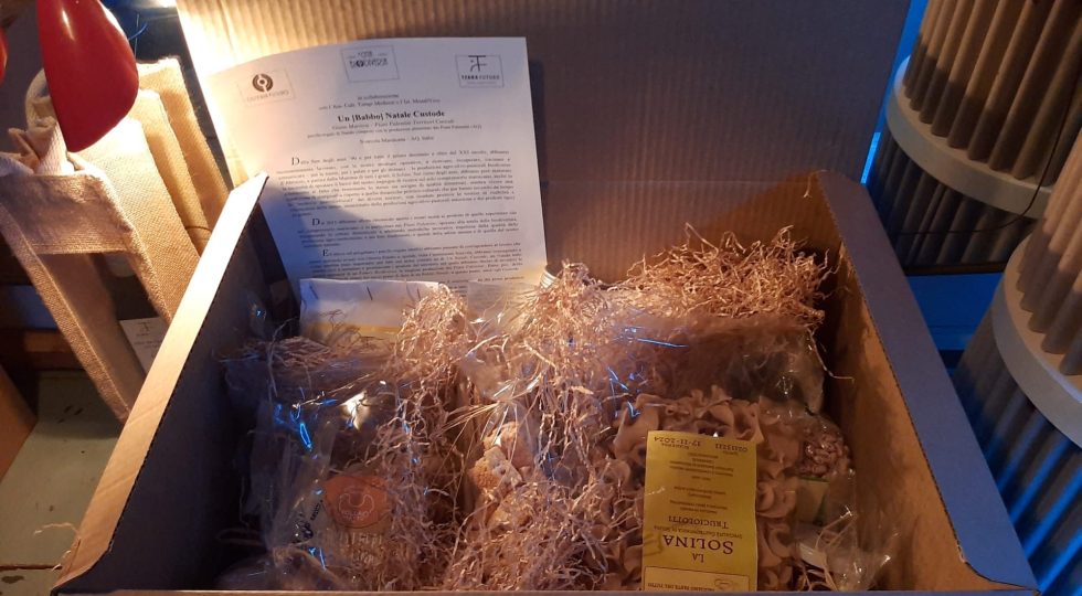 CON I PACCHI NATALIZI DI OSTERIA FUTURO E LA CITTÀ BIODIVERSA BABBO NATALE DIVENTA CUSTODE