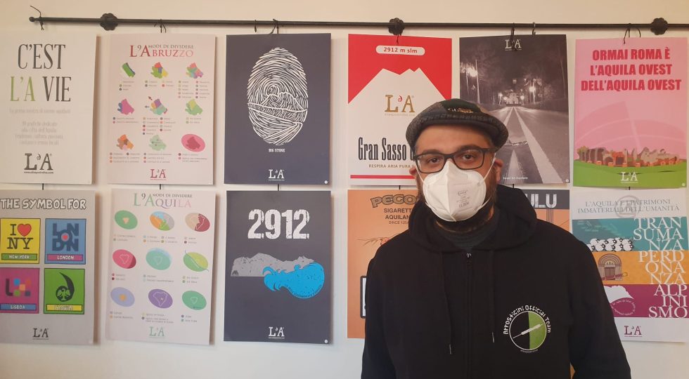 ALLA CANTINA DE JU BOSS LA PRIMA MOSTRA DI MEME AQUILANI TARGATI “L’A”