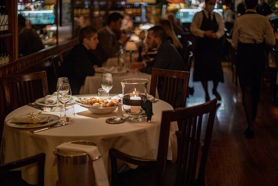 PARLARE AD ALTA VOCE AL RISTORANTE È UN REATO