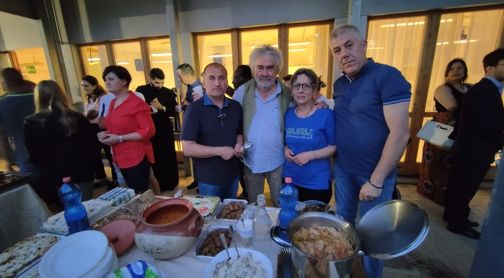 IL CIBO UNISCE I POPOLI, ALL’AQUILA UNA CENA MULTIETNICA CON I PIATTI DAL MONDO