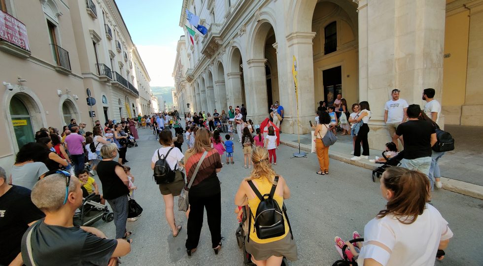 All’Aquila tornano i Venerdì in centro per le famiglie, maggio e giugno tra giochi, musica e spettacoli
