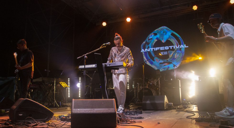 INÈPI, LA BAND AQUILANA VINCE CONTEST E APRE IL CONCERTO DI VASCO BRONDI