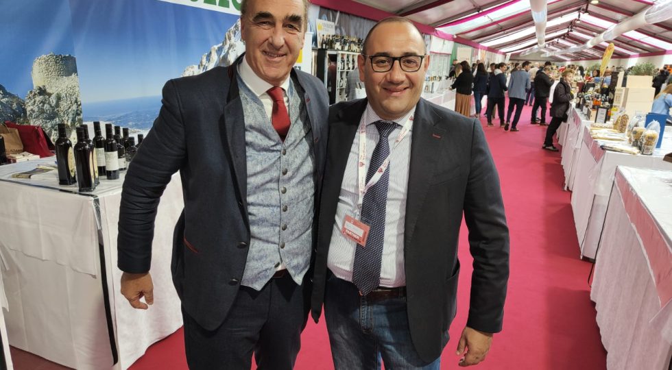 SI APRE IL MERANO WINE FESTIVAL CON LO SPAZIO ABRUZZO, IMPRUDENTE: “NELLA SOSTENIBILITÀ SIAMO UN MODELLO”. LEGNINI: “FUNZIONA PARTENARIATO ISTITUZIONALE”