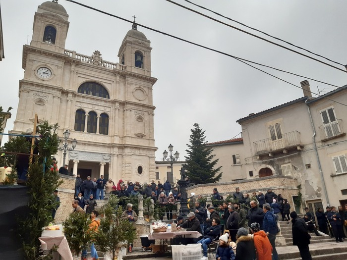 PROCESSIONE E ASTA DEI PRODOTTI TIPICI, A SAN VALENTINO IN ABRUZZO CITERIORE SI RINNOVANO I RITI DEDICATI A SANT’ANTONIO