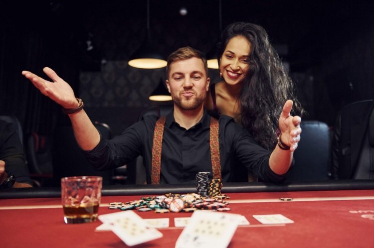 Navigare nel mondo del poker online: una guida per principianti
