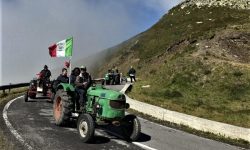 Cento trattori d’epoca sfilano dall’Aquila a Campo Imperatore