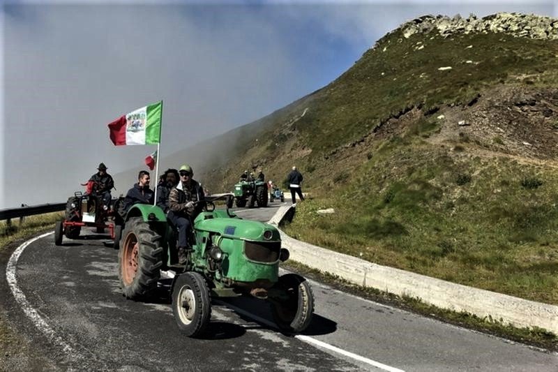 Cento trattori d’epoca sfilano dall’Aquila a Campo Imperatore