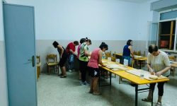 A Sant’Eusanio Forconese le anziane ammassano a mano per la Fiera delle Forche