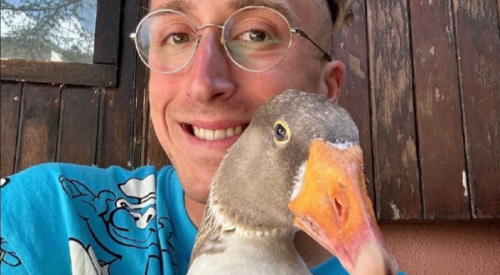 Sulle tracce di Konrad Lorenz un secolo dopo: in un libro la storia di un giovane cresciuto con un’oca