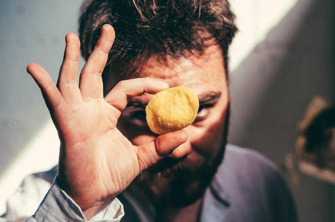 Due pugliesi cucinano “orecchiette ovunque” per promuovere semplicità da postare sui social