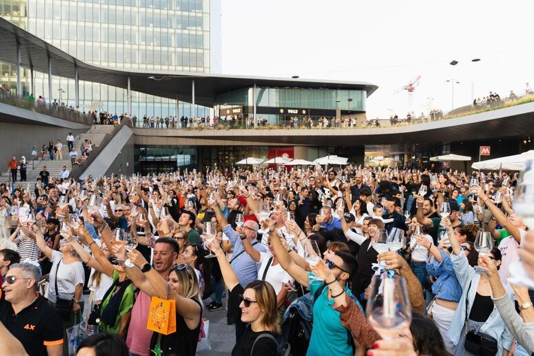 Brindisi con oltre 4mila persone apre la Milano Wine Week
