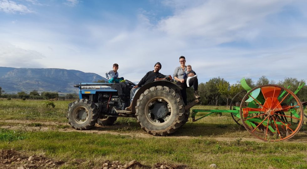 Abbandonano la cooperazione e scelgono la campagna abruzzese per un progetto di vita sostenibile