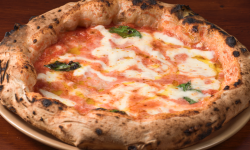 La pizza Margherita resiste al caro-vita forse anche grazie a imprese familiari e poco inclini all’espansione