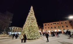 Abruzzo in Bolla on the City: all’Aquila si brinda al Natale, coro di Special Olympics e “Dante Alighieri” inaugura la serata