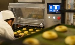 Ecco la zeppola di Mercato del Pane: genuina, grande e ricca di crema pasticcera