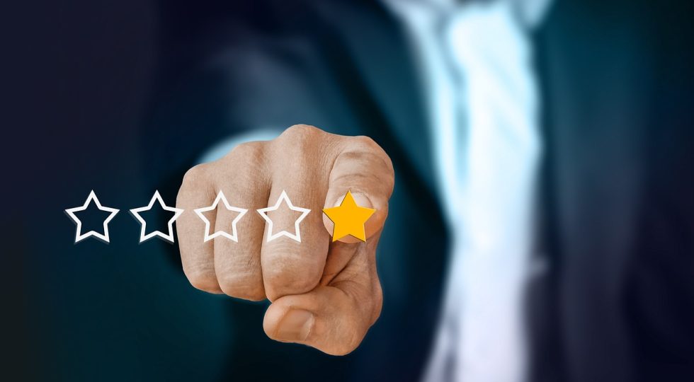 Recensioni al vetriolo contro il ristorante “bettola”, donna condannata dal tribunale