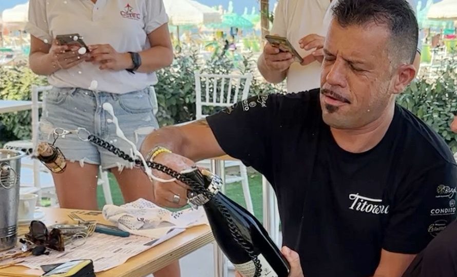 TitoWine, lo sciabolatore d’Abruzzo: “Aperto a nuove esperienze nella sommellerie”