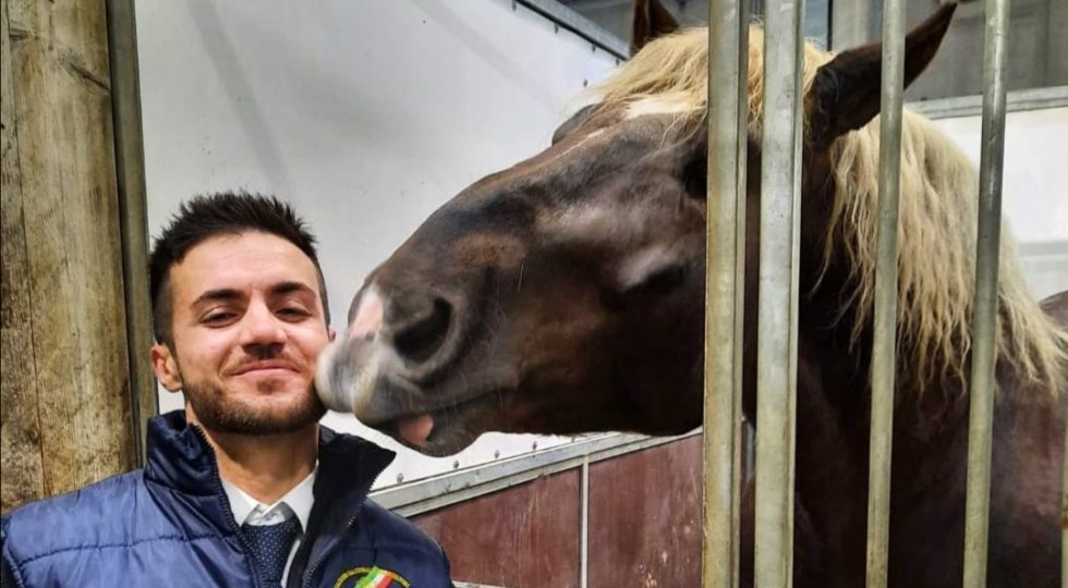 Il giovane allevatore che coi suoi cavalli Caitpr tiene in ordine le montagne di Tornimparte
