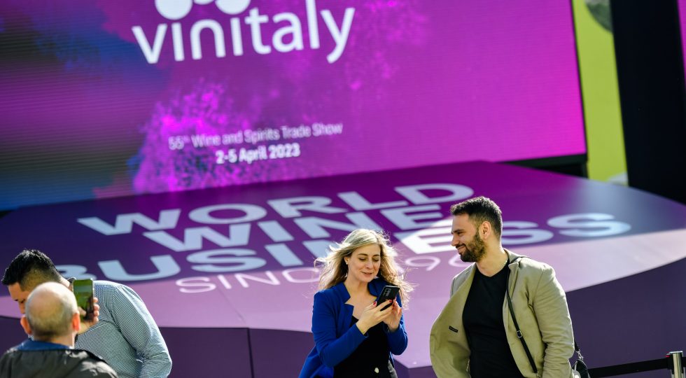 Vinitaly 2025, imperativo rilanciare il settore. E c’è una sorpresa: i giovani spendono più dei boomer