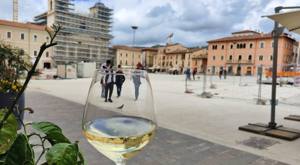 “Vinaria”, dal 16 al 19 maggio in piazza Duomo all’Aquila 34 cantine e 7 caseifici incontrano i consumatori