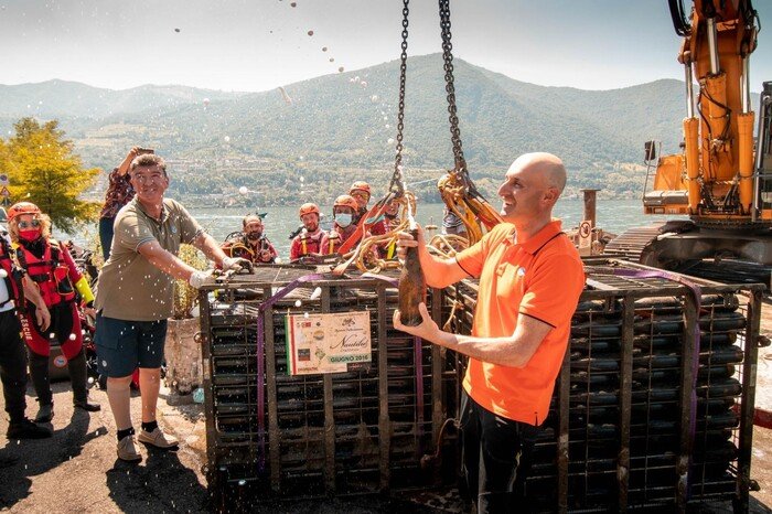 Emerge dal Lago d’Iseo lo spumante affinato sott’acqua