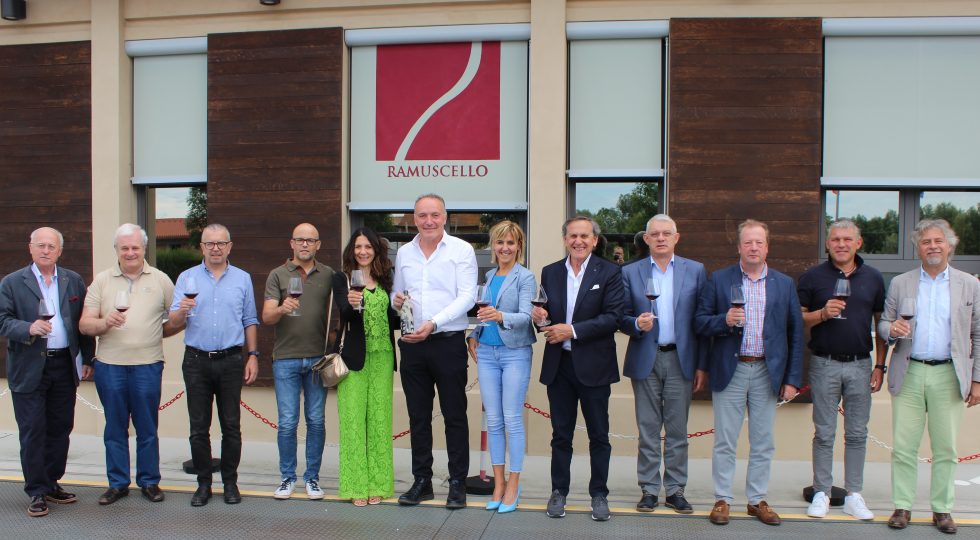 Cantina Produttori di Ramuscello, il primo vino italiano affinato in terra in anteprima per un panel di esperti