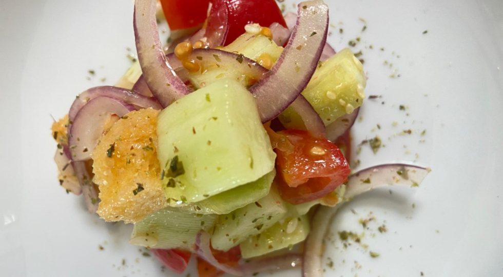 Cialledda, acquasale, panzanella. Come pomodori, olio e pane raffermo hanno riconquistato il loro posto al ristorante (e non solo al Sud)