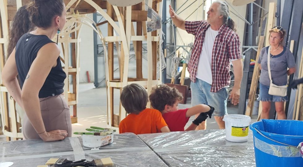 Pronto il mammut di cartapesta che ora si mette in marcia tra i comuni dell’aquilano