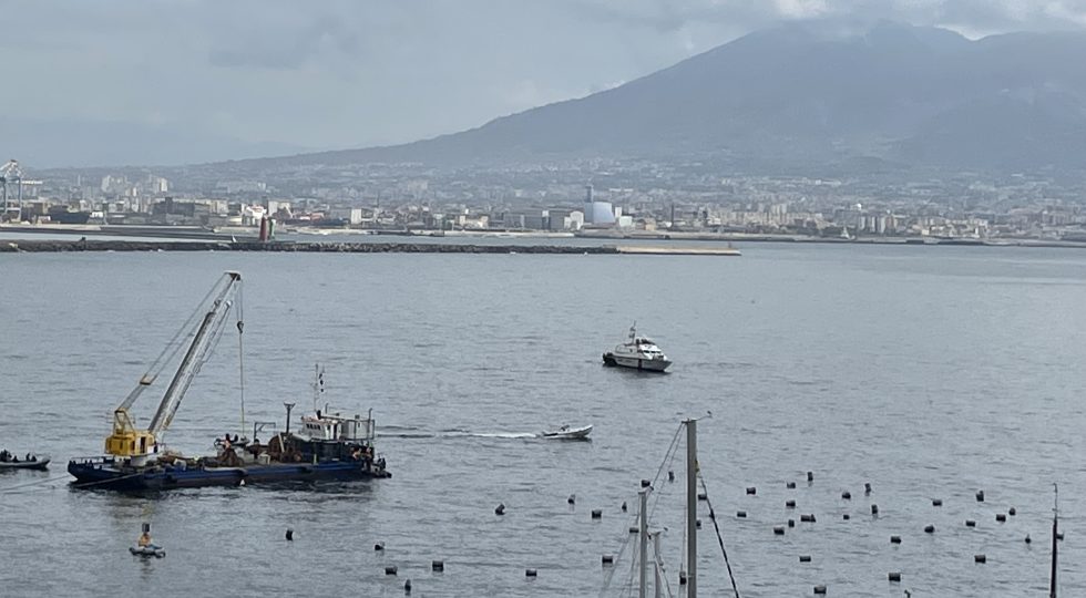 Il limoncello dell’Antica distilleria Petrone sotto le acque del mare di Napoli per un anno